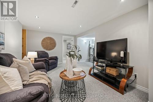 10 Wirral Court, Toronto, ON - Indoor Photo Showing Living Room