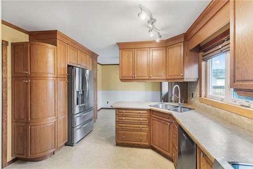 31 Wendon Bay, Winnipeg, MB - Indoor Photo Showing Kitchen With Double Sink