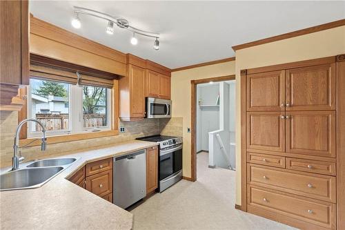 31 Wendon Bay, Winnipeg, MB - Indoor Photo Showing Kitchen With Double Sink