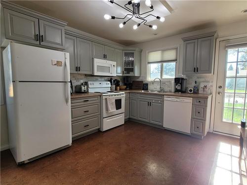 48 18Th Street Sw, Portage La Prairie, MB - Indoor Photo Showing Kitchen