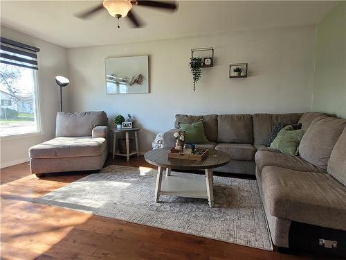 48 18Th Street Sw, Portage La Prairie, MB - Indoor Photo Showing Living Room