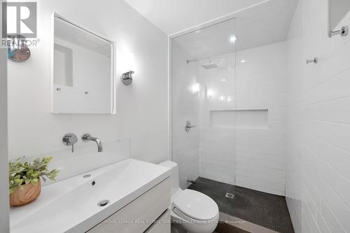 24 St Andrews Gardens, Toronto, ON - Indoor Photo Showing Bathroom
