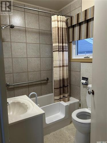 519 1St Street W, Leader, SK - Indoor Photo Showing Bathroom