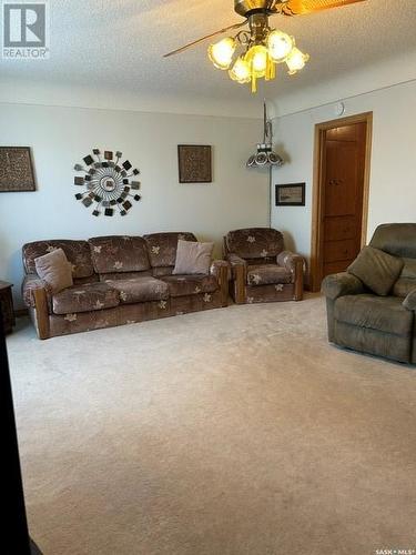 519 1St Street W, Leader, SK - Indoor Photo Showing Living Room