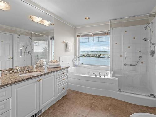 10001 Third St, Sidney, BC - Indoor Photo Showing Bathroom