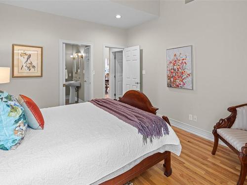 10001 Third St, Sidney, BC - Indoor Photo Showing Bedroom
