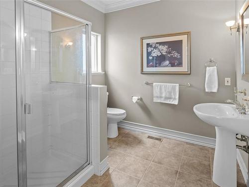 10001 Third St, Sidney, BC - Indoor Photo Showing Bathroom