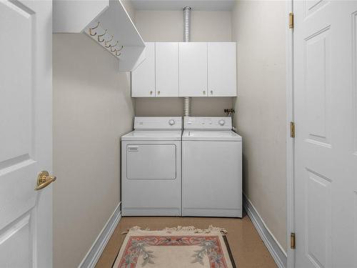 10001 Third St, Sidney, BC - Indoor Photo Showing Laundry Room