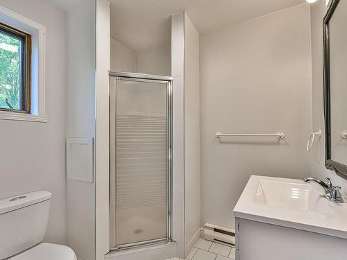 Bathroom - 17 Rue Du Joli-Trappeur, Sainte-Marguerite-Du-Lac-Masson, QC - Indoor Photo Showing Bathroom