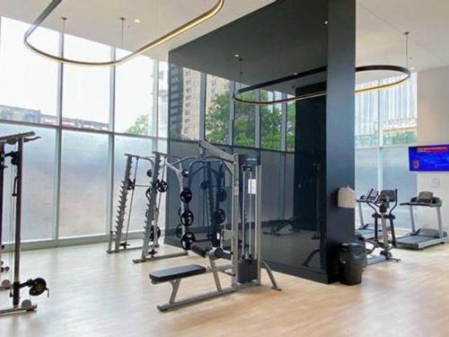 Exercise room - 906-2320 Rue Tupper, Montréal (Ville-Marie), QC - Indoor Photo Showing Gym Room