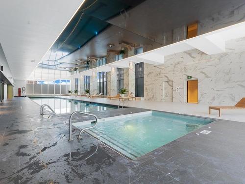 Piscine - 906-2320 Rue Tupper, Montréal (Ville-Marie), QC - Indoor Photo Showing Other Room With In Ground Pool