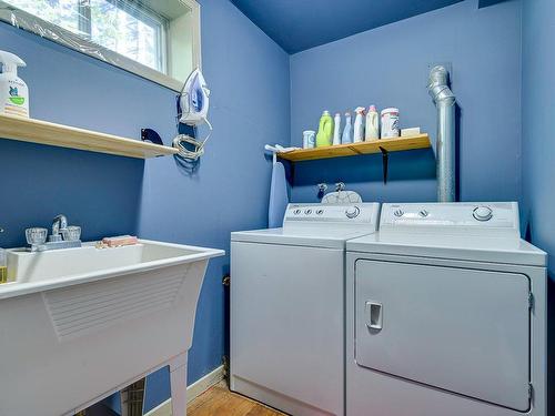 Salle de lavage - 10 Rue Jean, Morin-Heights, QC - Indoor Photo Showing Laundry Room
