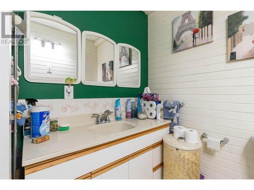 2545 6 Highway E, Lumby, BC - Indoor Photo Showing Bathroom