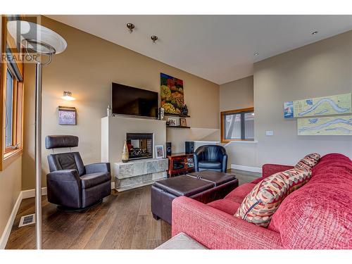 9845 Eastside Road Unit# 31, Vernon, BC - Indoor Photo Showing Living Room With Fireplace