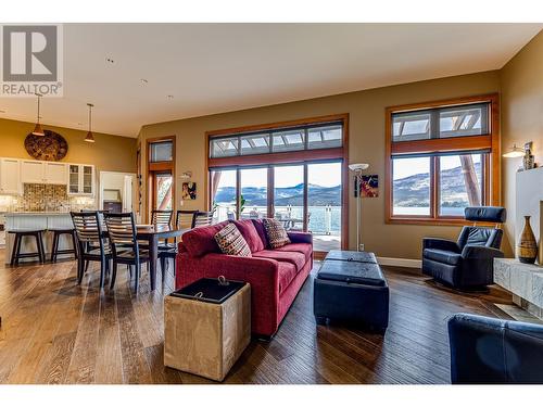 9845 Eastside Road Unit# 31, Vernon, BC - Indoor Photo Showing Living Room