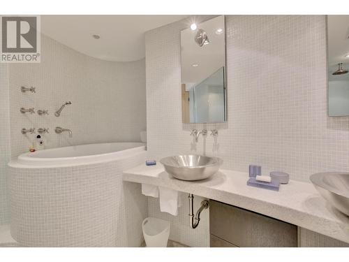 2088 Barclay Street, Vancouver, BC - Indoor Photo Showing Bathroom