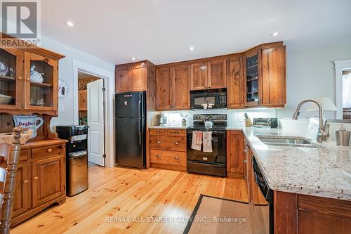 94 Wilkinson Drive, Kawartha Lakes, ON - Indoor Photo Showing Kitchen With Double Sink