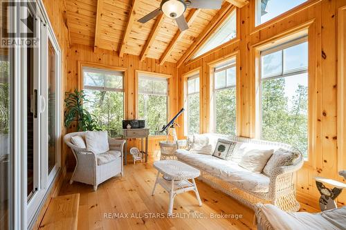 94 Wilkinson Drive, Kawartha Lakes, ON - Indoor Photo Showing Living Room