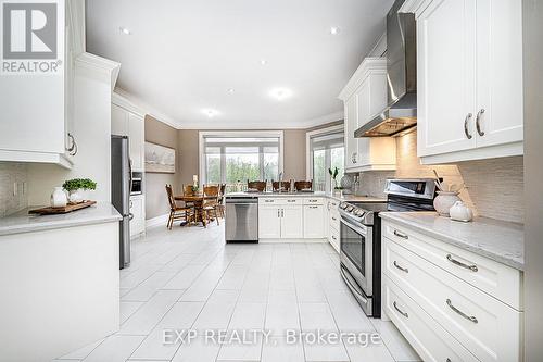 4 Blake Street, East Gwillimbury, ON - Indoor Photo Showing Kitchen With Upgraded Kitchen