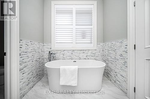 4 Blake Street, East Gwillimbury, ON - Indoor Photo Showing Bathroom