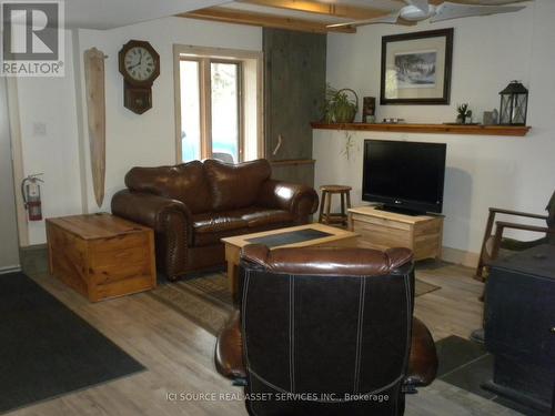 174 North Fox Lake Road, Huntsville, ON - Indoor Photo Showing Living Room
