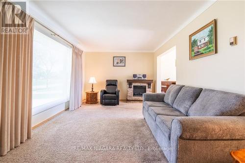 7016 Centennial Street, Niagara Falls, ON - Indoor Photo Showing Living Room