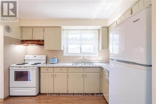 7016 Centennial Street, Niagara Falls, ON - Indoor Photo Showing Kitchen With Double Sink