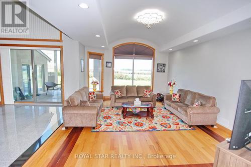 9225 Short Malden Road, Lasalle, ON - Indoor Photo Showing Living Room