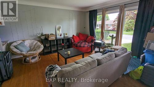 82 Jacobson Avenue, St. Catharines, ON - Indoor Photo Showing Living Room