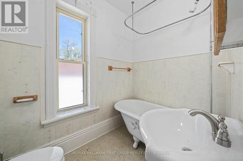 584 Donegal Street, Peterborough, ON - Indoor Photo Showing Bathroom