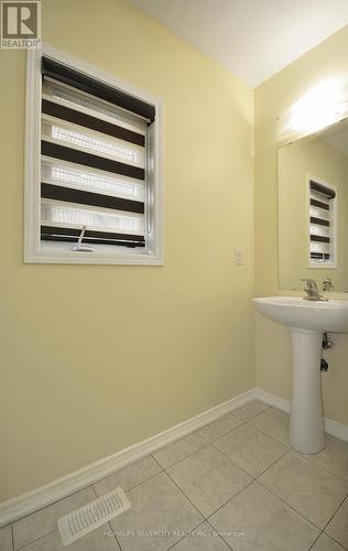 198 English Lane, Brantford, ON - Indoor Photo Showing Bathroom