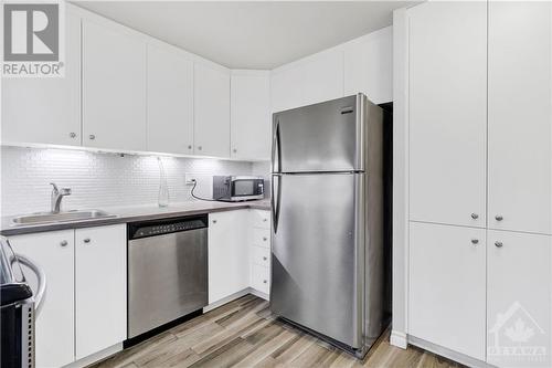 373 Laurier E Avenue Unit#401, Ottawa, ON - Indoor Photo Showing Kitchen