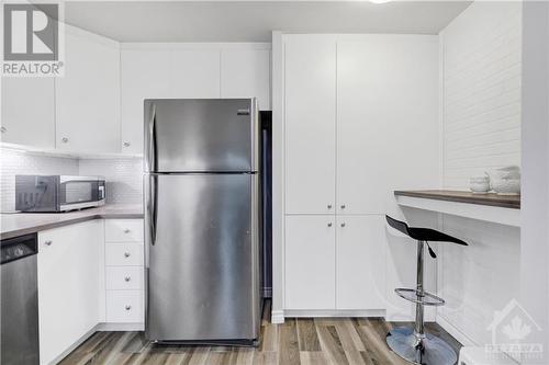 373 Laurier E Avenue Unit#401, Ottawa, ON - Indoor Photo Showing Kitchen