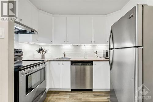 373 Laurier E Avenue Unit#401, Ottawa, ON - Indoor Photo Showing Kitchen With Upgraded Kitchen