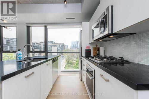 #624 -39 Brant St, Toronto, ON - Indoor Photo Showing Kitchen With Upgraded Kitchen