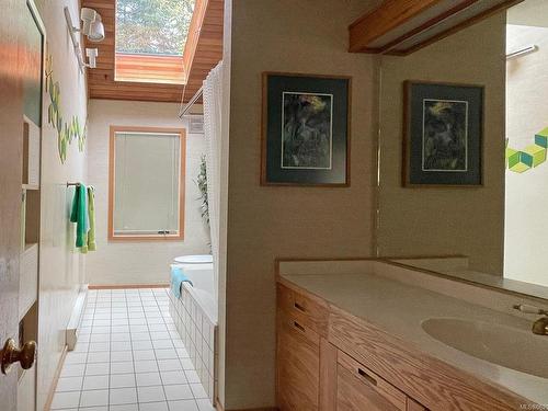 9383 Carnoustie Cres, North Saanich, BC - Indoor Photo Showing Bathroom