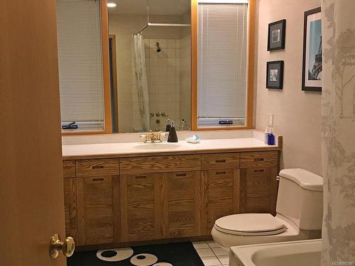 9383 Carnoustie Cres, North Saanich, BC - Indoor Photo Showing Bathroom