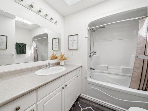 999 Mcbriar Ave, Saanich, BC - Indoor Photo Showing Bathroom