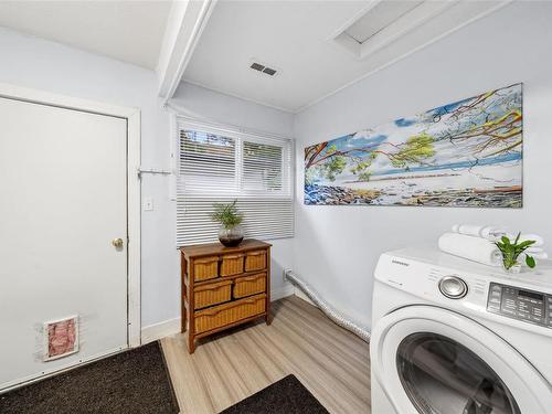 999 Mcbriar Ave, Saanich, BC - Indoor Photo Showing Laundry Room