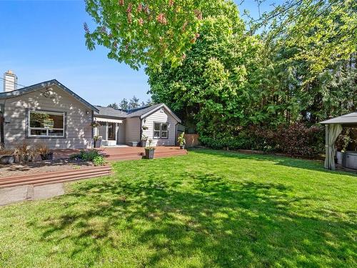 999 Mcbriar Ave, Saanich, BC - Outdoor