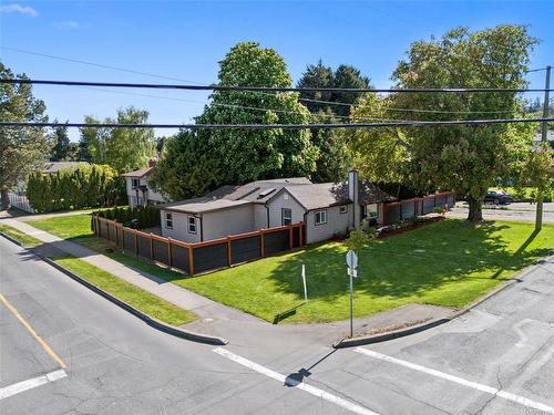 999 Mcbriar Ave, Saanich, BC - Outdoor