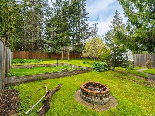 412 Oak Ave, Parksville, BC - Outdoor With Backyard