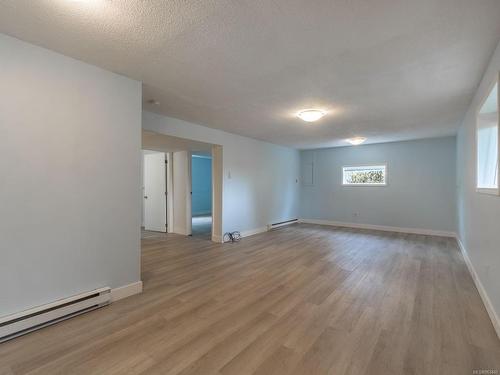 412 Oak Ave, Parksville, BC - Indoor Photo Showing Other Room