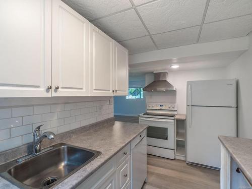 412 Oak Ave, Parksville, BC - Indoor Photo Showing Kitchen