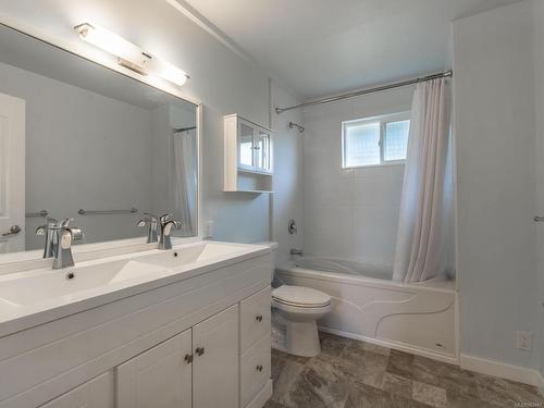 412 Oak Ave, Parksville, BC - Indoor Photo Showing Bathroom
