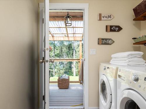 3837 Yellow Point Rd, Ladysmith, BC - Indoor Photo Showing Laundry Room
