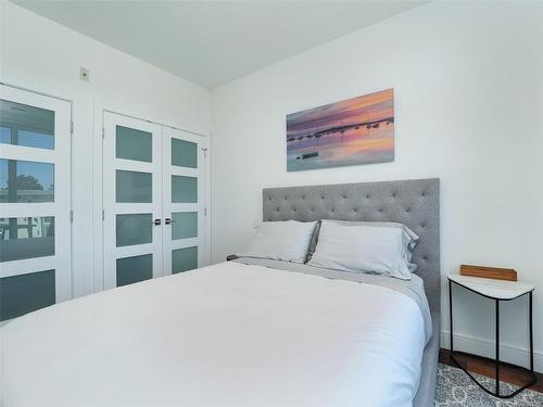 210-916 Lyall St, Esquimalt, BC - Indoor Photo Showing Bedroom