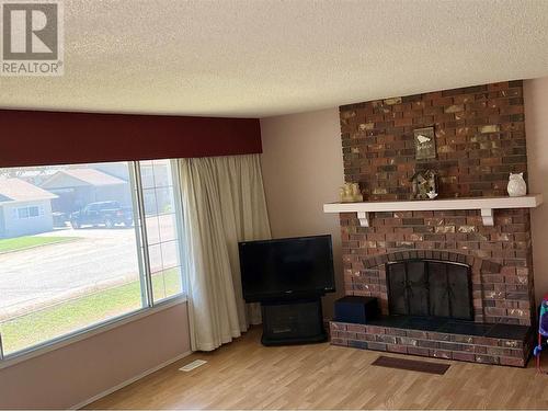 440 Scarboro Road, Kelowna, BC - Indoor Photo Showing Living Room With Fireplace