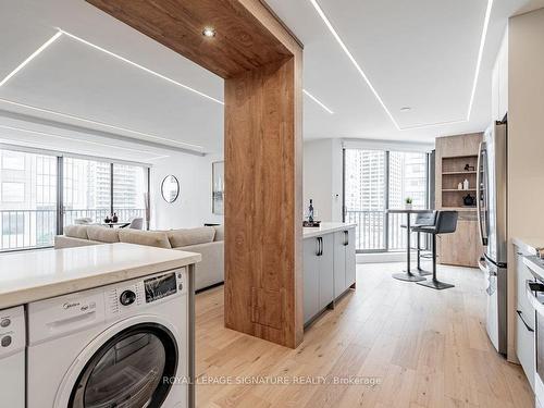 1035-33 Harbour Sq, Toronto, ON - Indoor Photo Showing Laundry Room
