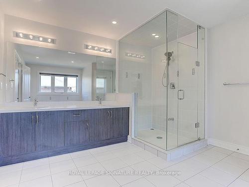 716 Dillman Ave, Newmarket, ON - Indoor Photo Showing Bathroom